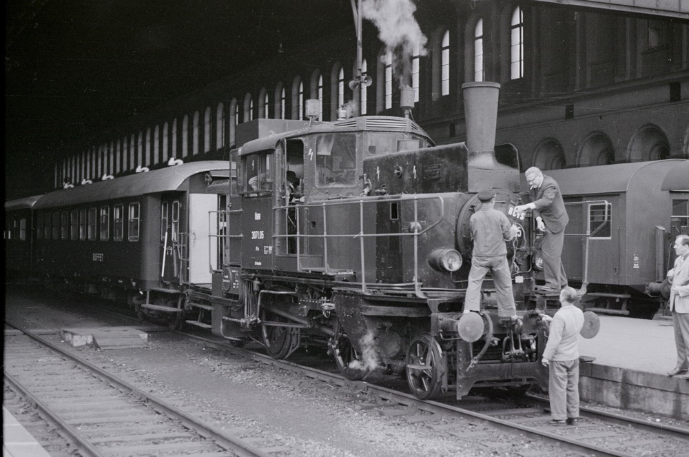 Wein Nord Bahnhof RCTS special to Gmund. Fixing the headboard.