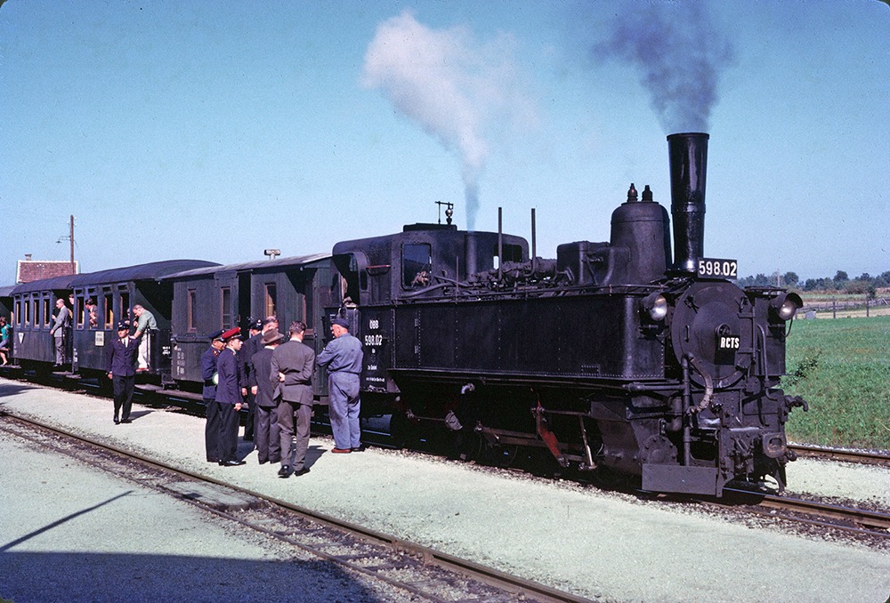 ÖBB 598.02 pauses for discussion