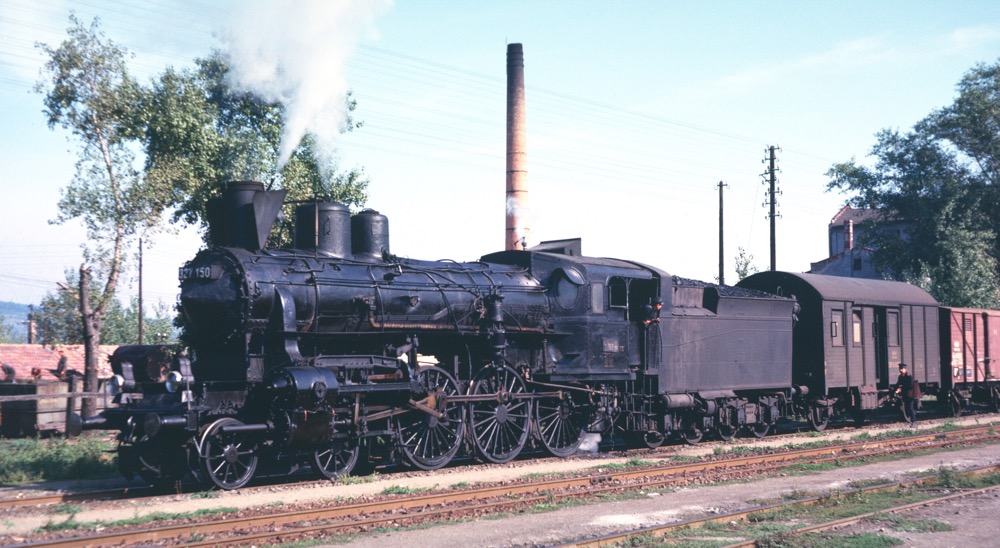 MAV 327 150 at Nyíregyháza