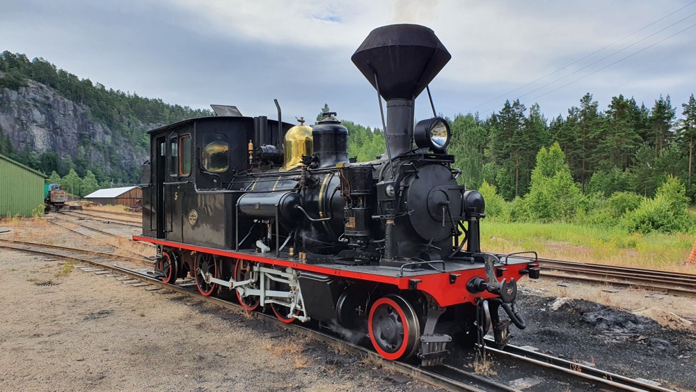 No 5 outside Grovane shed - Photo by Hans Sorenson