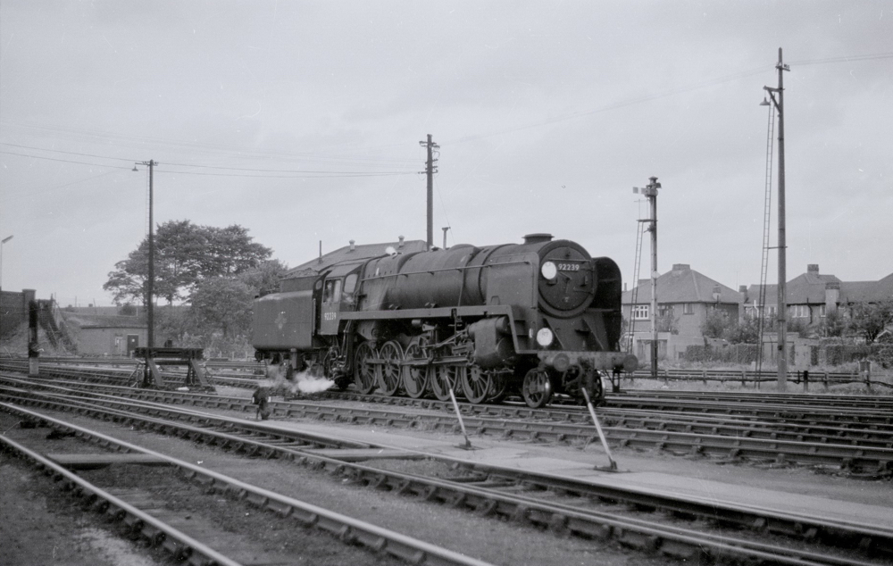 9F 92239 arriving light at Feltham