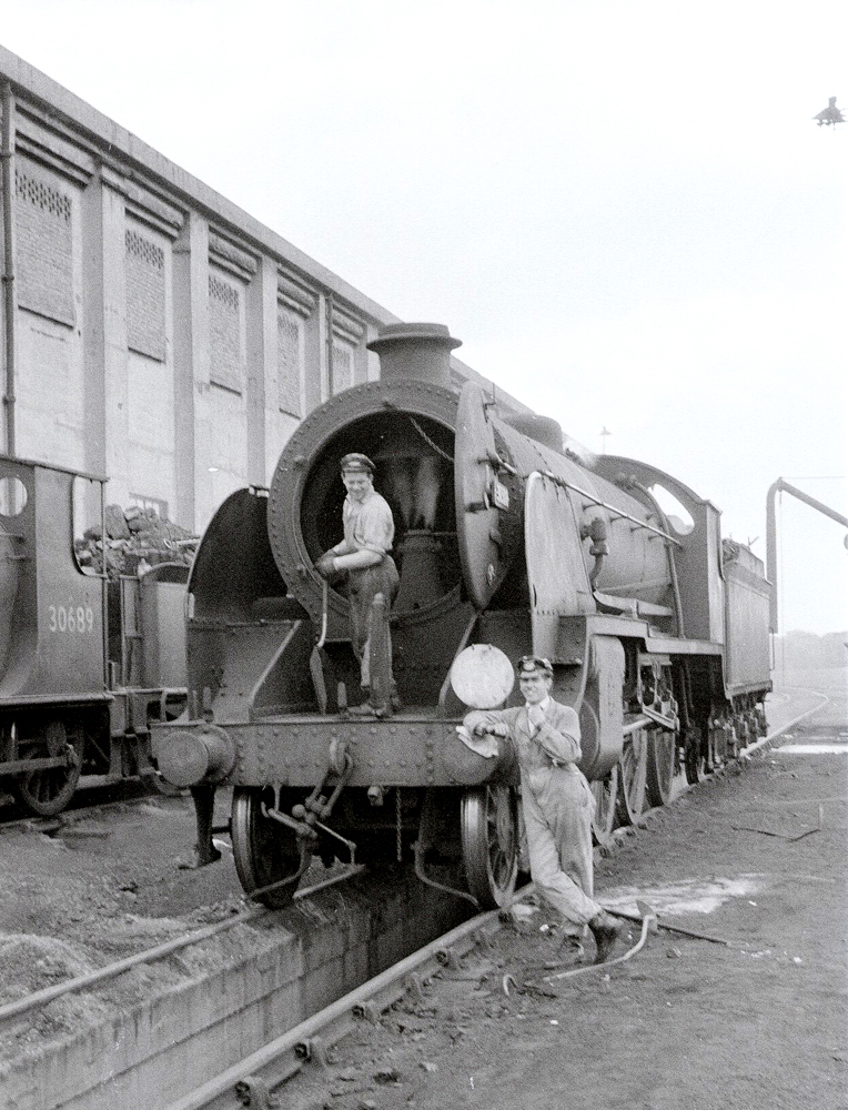 Class S15 emptying ash at Feltham